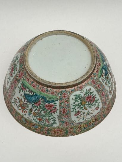 Grande coupe en porcelaine et émaux polychrome...