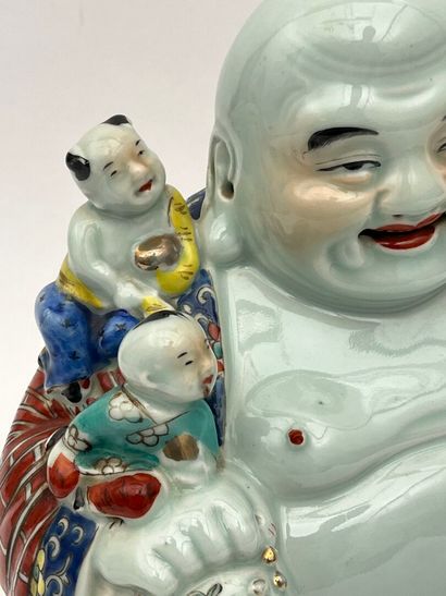 Groupe en porcelaine et émaux de la famille...