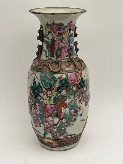 Vase en porcelaine polychrome de Nankin à...