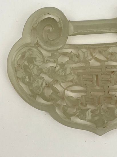 Plaque en jade céladon ajouré à décors de...