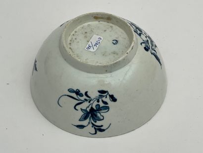 Coupe sur talon en porcelaine à décor de...