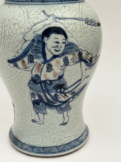 Vase cornet en porcelaine à décor de Liu...