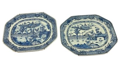 Deux plats octogonaux en porcelaine blanc-...