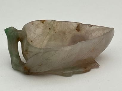 Godet de peintre en jadéite à décor de feuille.
Chine,...
