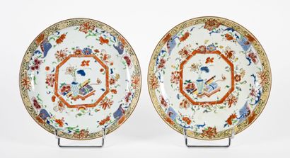 Paire d'assiettes en porcelaine polychrome...