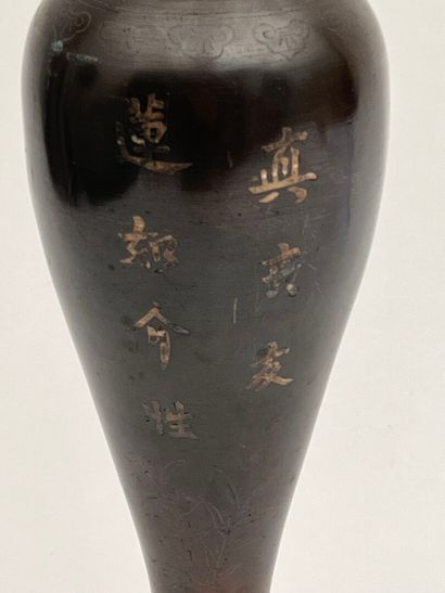 Vase balustre en bronze niellé à décor de...