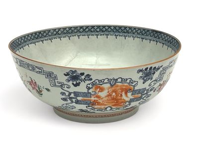 Coupe sur talon en porcelaine polychrome...