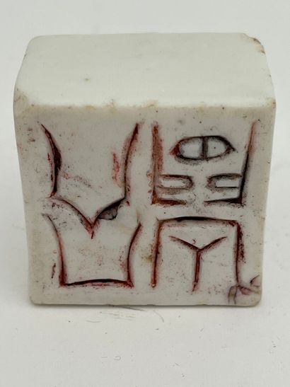 Sceau formant cachet en porcelaine blanche...