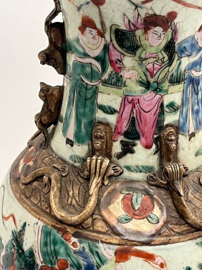 Vase en porcelaine polychrome de Nankin à...