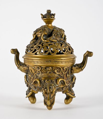 Brule-parfum tripode en bronze finement ciselé...