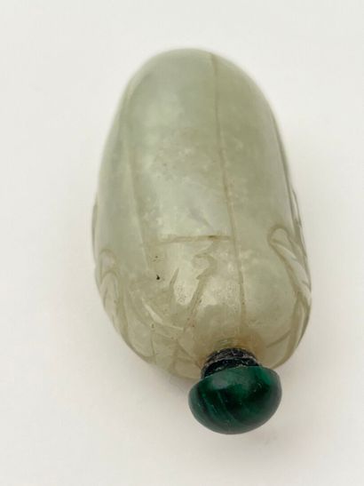 Flacon tabatière en jade néphrite céladon...
