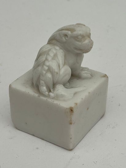 Sceau formant cachet en porcelaine blanche...