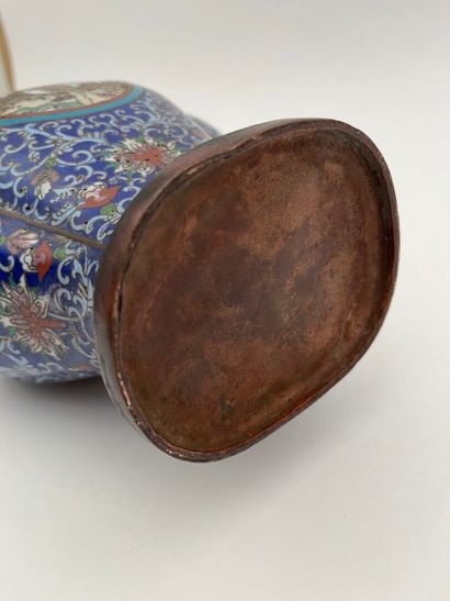 Vase polylobé en métal cloisonné, décor stylisé...