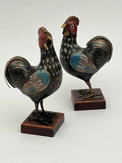 Paire de coqs en bronze et émaux cloisonnés...