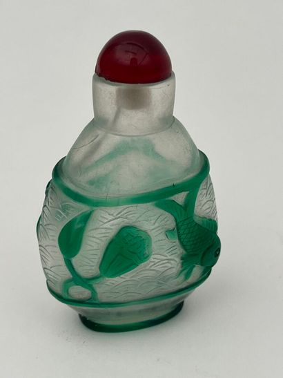 Ensemble de cinq flacons tabatières en verre...