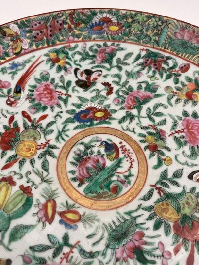 Deux plats en porcelaine et émaux polychromes...