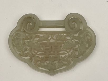 Plaque en jade céladon ajouré à décors de...