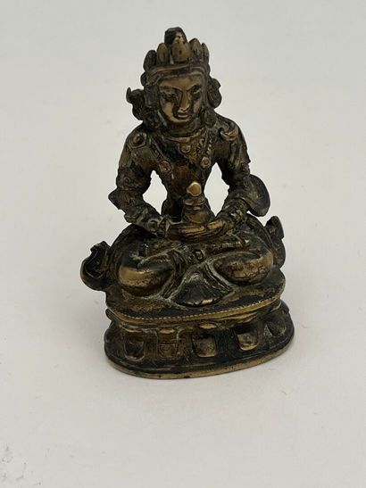 Statuette en bronze doré représentant Amitayus...