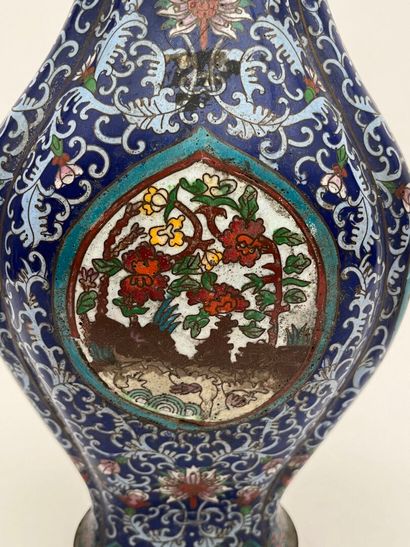Vase polylobé en métal cloisonné, décor stylisé...