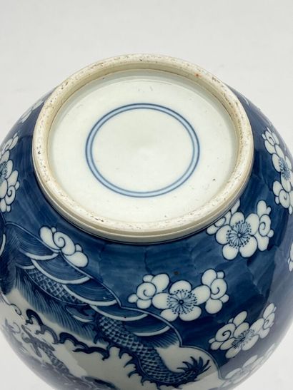 Vase bouteille en porcelaine bleu blanc,...