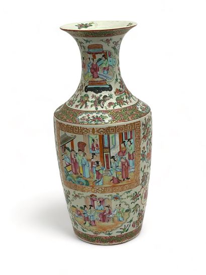 Vase balustre en porcelaine de Canton à décor...