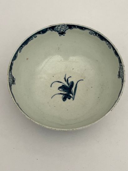 Coupe sur talon en porcelaine à décor de...