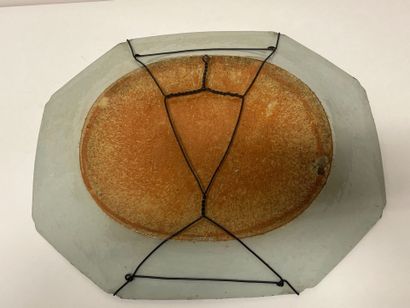 Deux plats octogonaux en porcelaine blanc-...