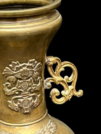 Vase en bronze dépatiné à décor en relief...