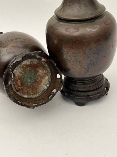 Paire de vases balustres en bronze à décor...