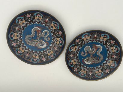 Paire de plats en cuivre et émaux cloisonnés...