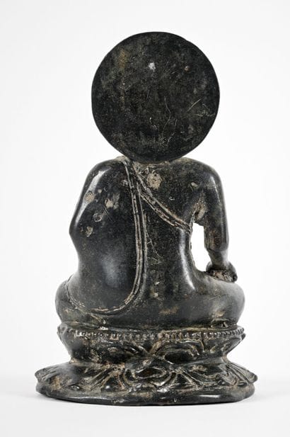 Bouddha bronze patine brune faisant la prise...