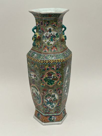 Vase de forme haxagonale à décor de la famille...