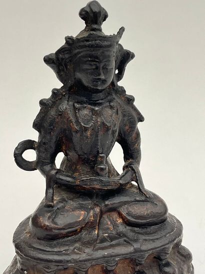 Statuette en bronze laqué, représentant la...