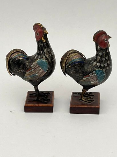 Paire de coqs en bronze et émaux cloisonnés...
