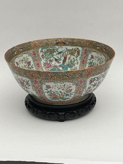 Grande coupe en porcelaine et émaux polychrome...
