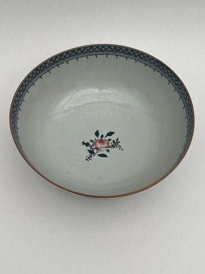 Coupe sur talon en porcelaine polychrome...