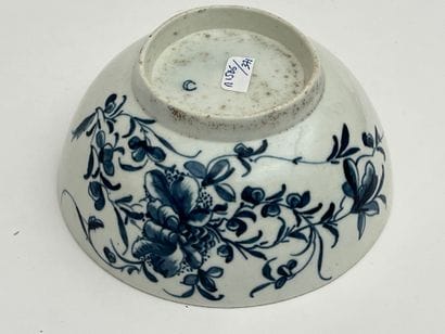 Coupe sur talon en porcelaine à décor de...