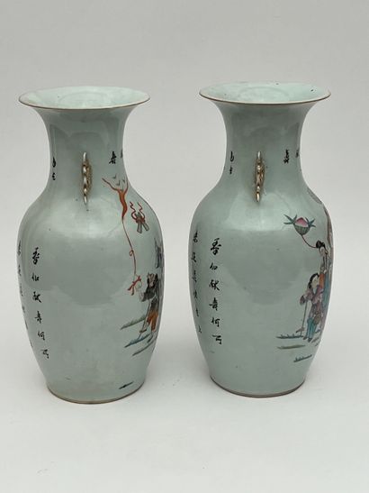 Paire de vases en porcelaine polychrome à...