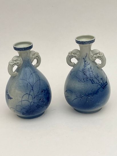 Paire de vases en porcelaine à décor de paysages...