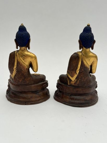 Deux bouddhas en bronze dorés, l'un faisant...