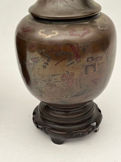Paire de vases balustres en bronze à décor...