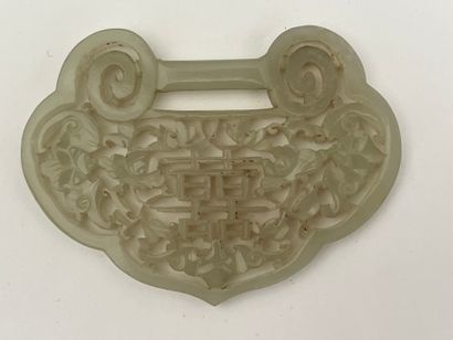 Plaque en jade céladon ajouré à décors de...