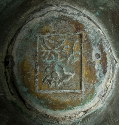 Vase en bronze patine verte à décor archaïsant....