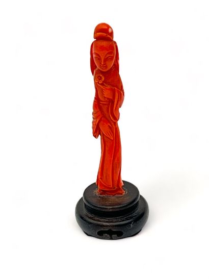Statuette en corail rouge-orangé représentant...