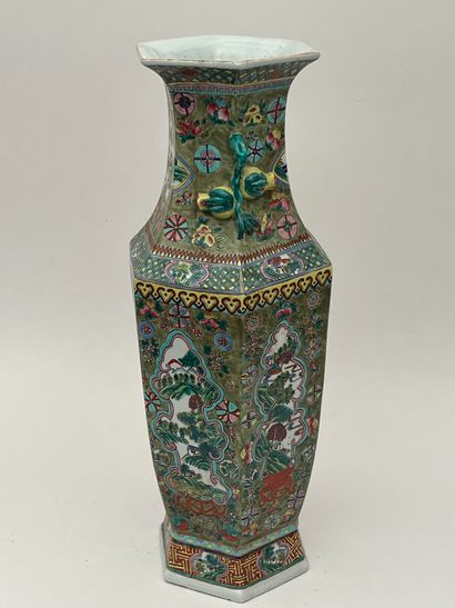 Vase de forme haxagonale à décor de la famille...