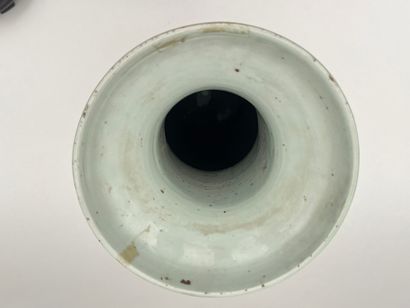 Important vase en porcelaine de forme balustre,...