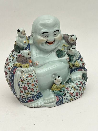Groupe en porcelaine et émaux de la famille...