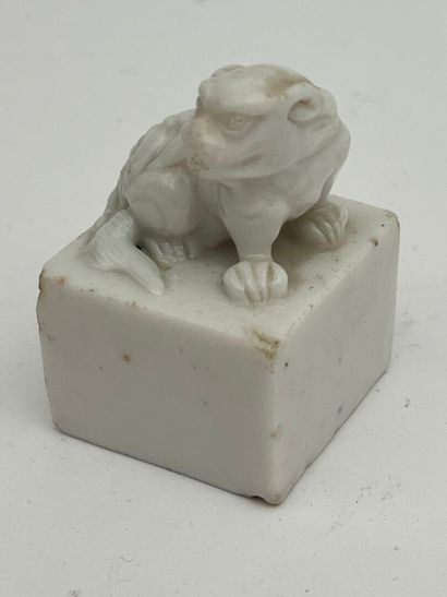 Sceau formant cachet en porcelaine blanche...