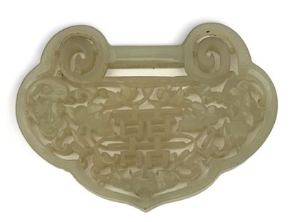 Plaque en jade céladon ajouré à décors de...