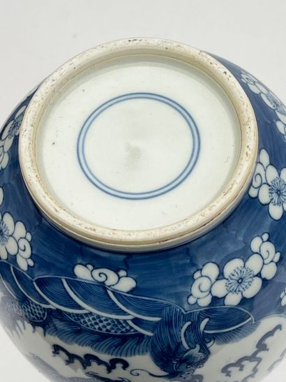Vase bouteille en porcelaine bleu blanc,...